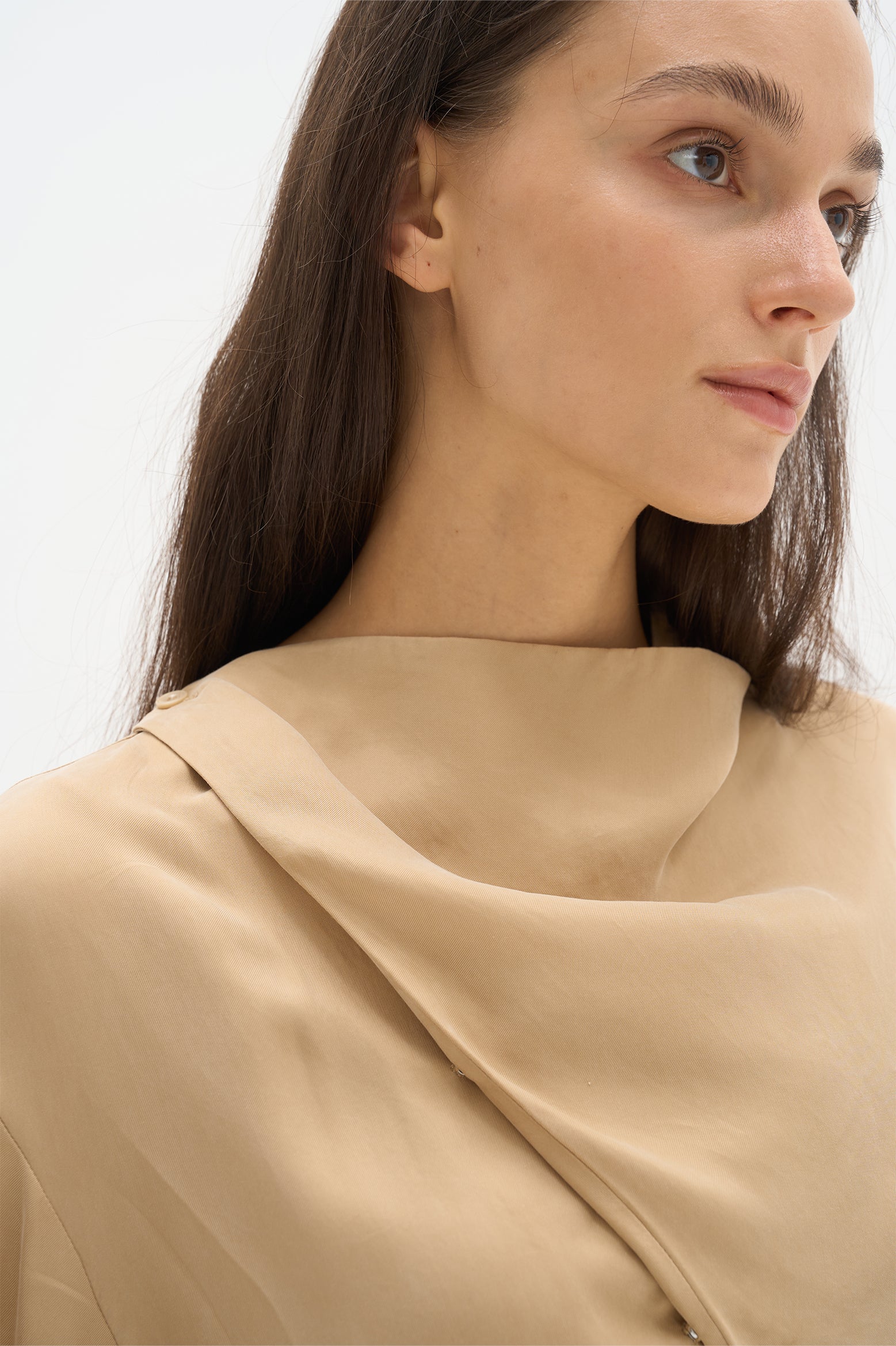 Irregularly collared shirt